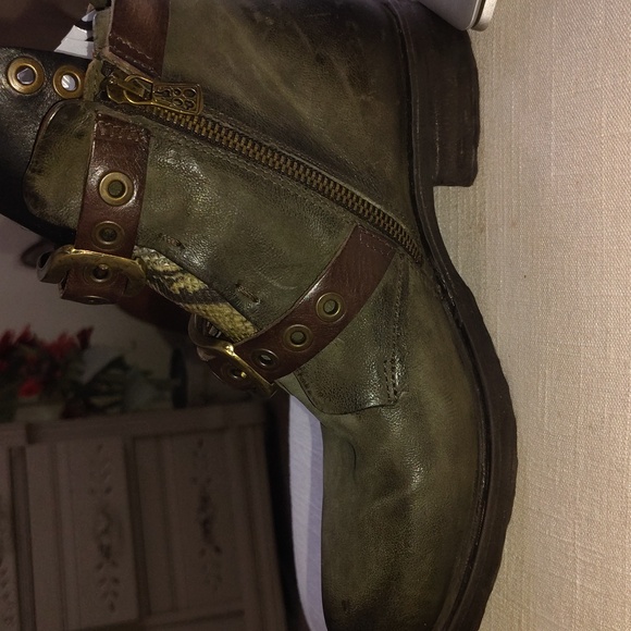 Stylish Black and Brown Buckle Boots - Picture 8 of 17